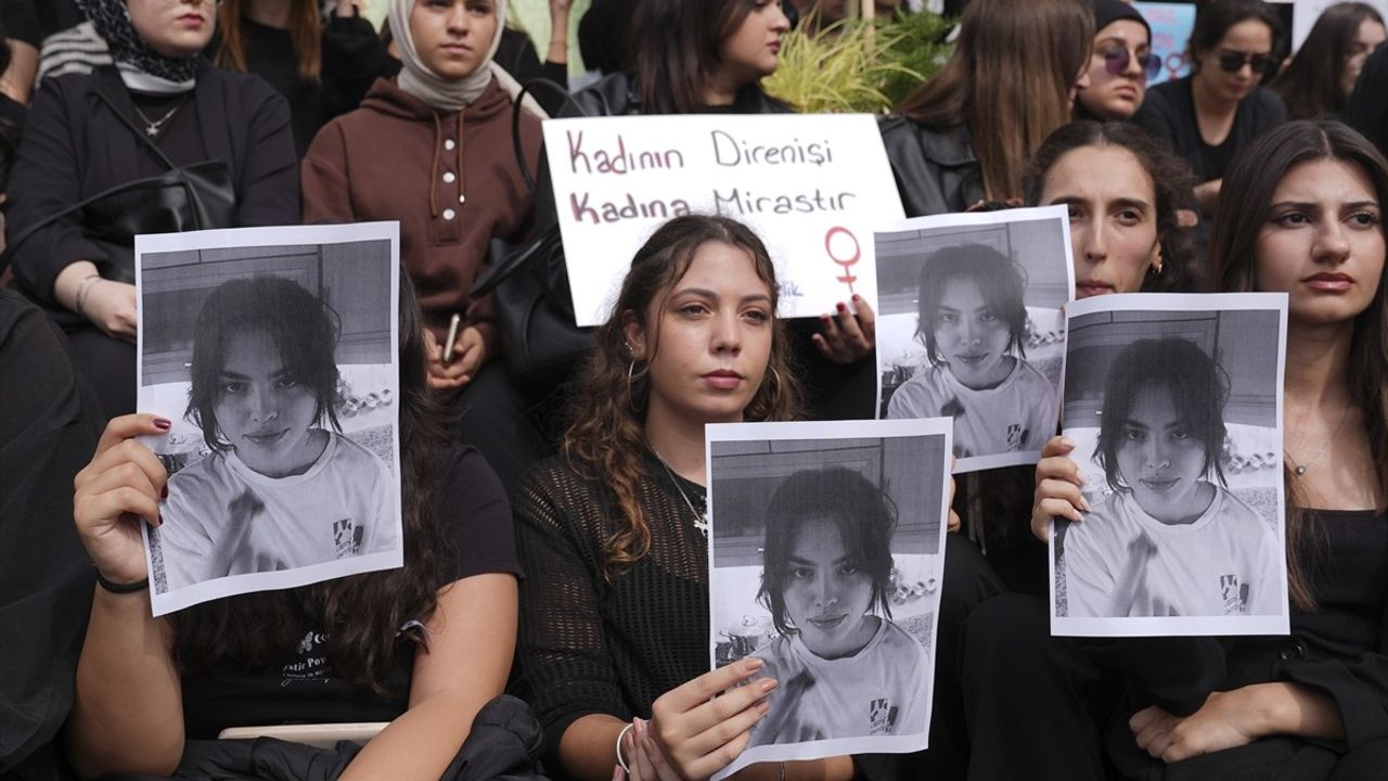 İstanbul Medipol Üniversitesi'nde Ayşenur Halil İçin Protesto