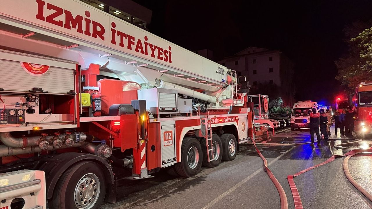 İzmir'de Çok Katlı Binada Yangın Kontrol Altına Alındı