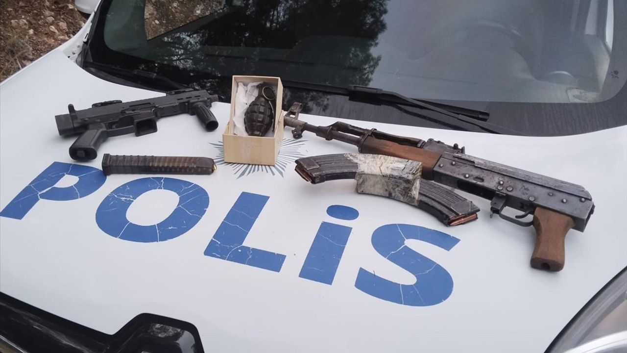 İzmir'de Silah ve El Bombası Saklayan İki Kişi Tutuklandı