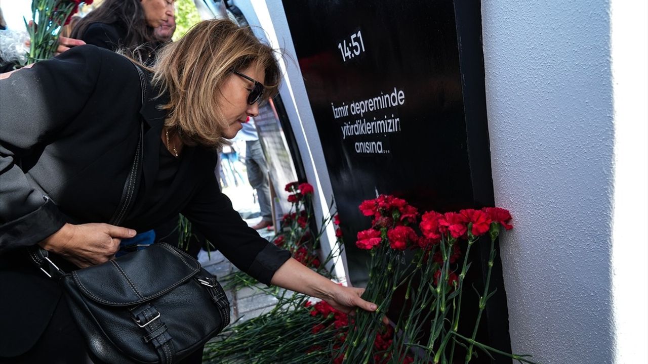 İzmir Depreminde Hayatını Kaybedenler Anıldı