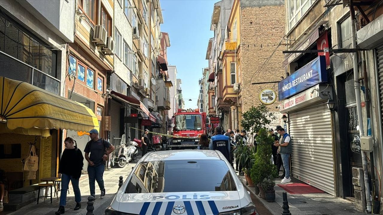 Kadıköy'de Bir Dairede Patlama: 1 Yaralı