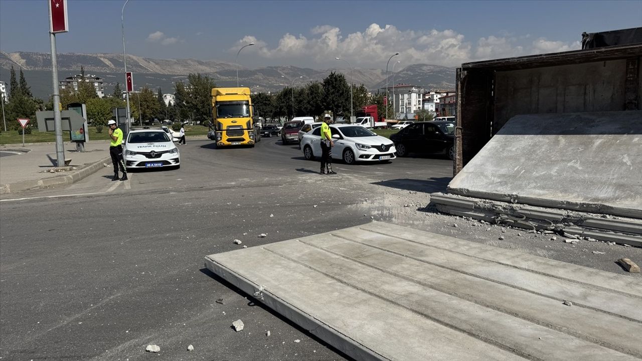 Kahramanmaraş'ta Beton Blok Yüklü Tır Devrildi