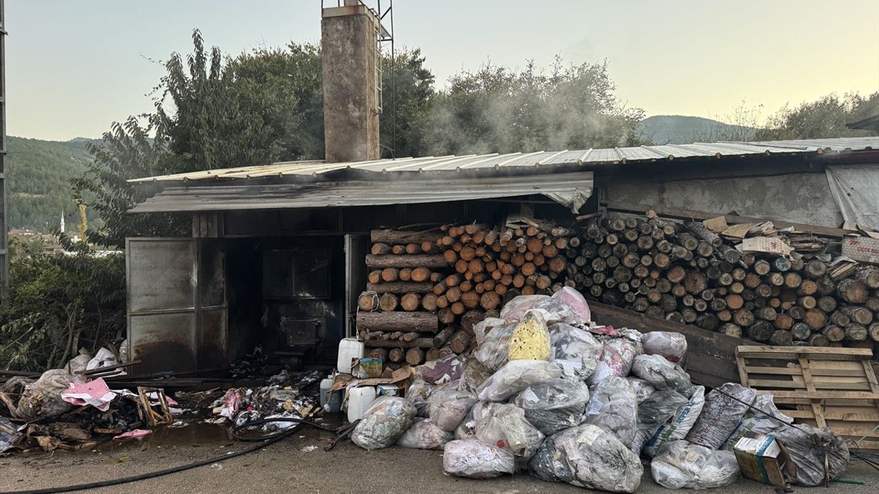 Karabük'te Restoranda Yangın Kontrol Altına Alındı