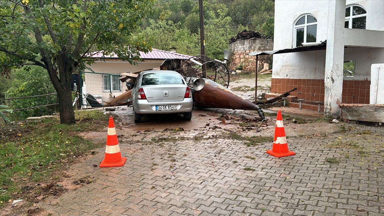 Karabük'te Şiddetli Fırtına Bir Cami Minaresini Devirdi