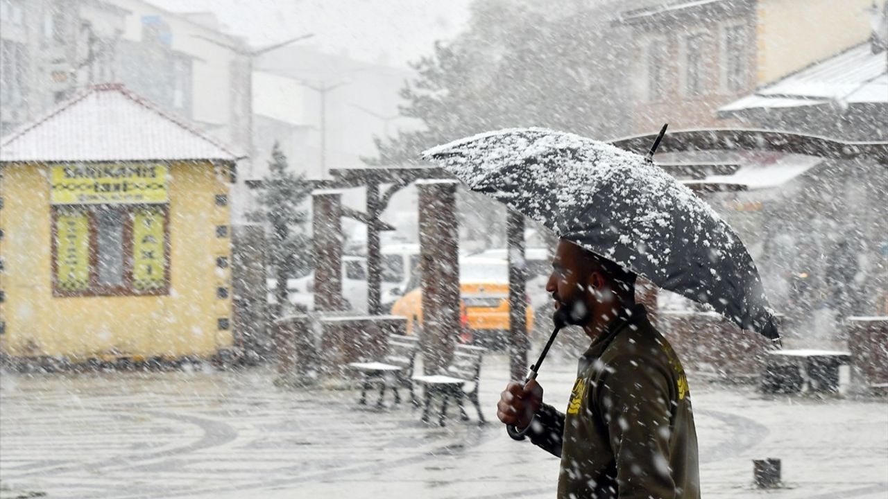 Kars'ın Sarıkamış İlçesinde Kar Yağışı Zorluklar Yarattı