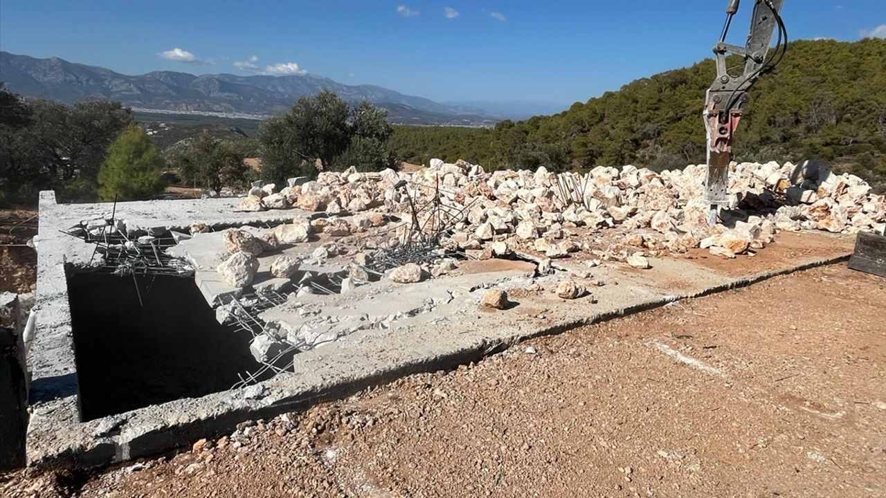 Kaş'ta Kaçak Havuzlu Villalar Yıkıldı