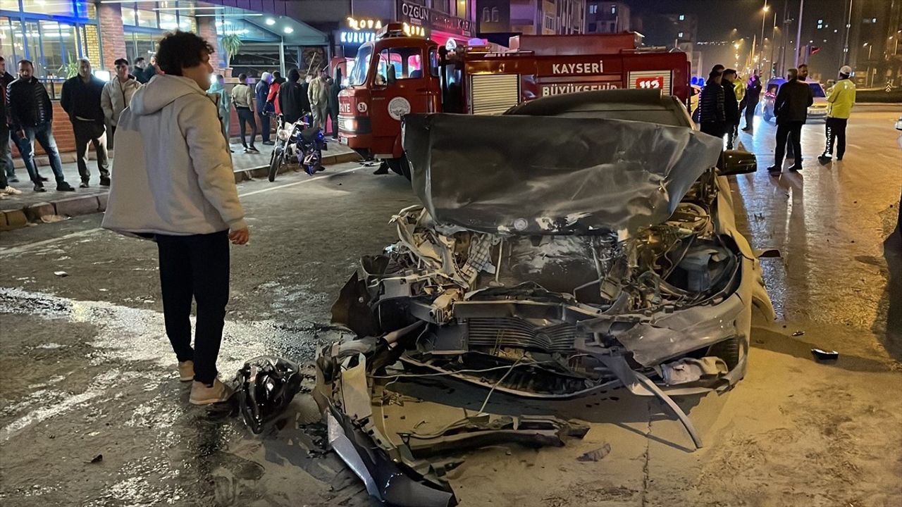 Kayseri'de Trafik Kazası: 4 Yaralı, Bir Araç Yanarak Zarar Gördü