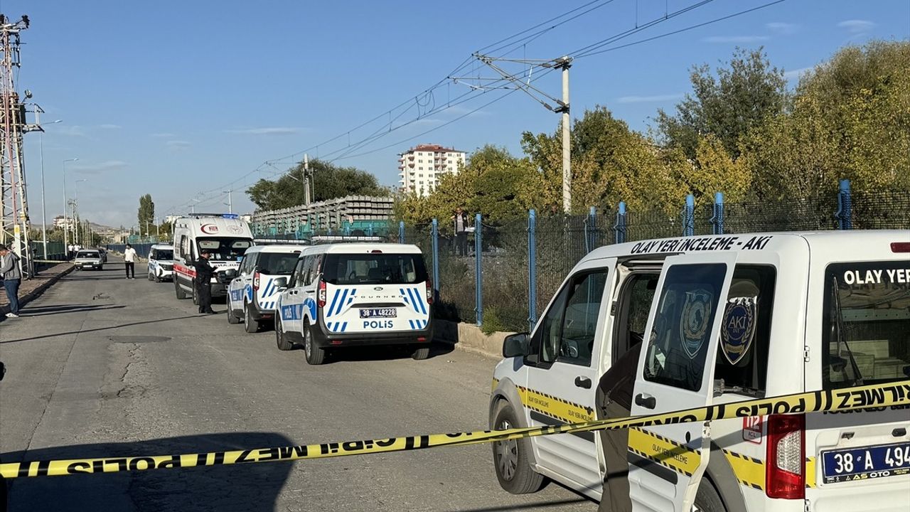 Kayseri'de Yük Treni Faciası: 65 Yaşındaki Adam Hayatını Kaybetti