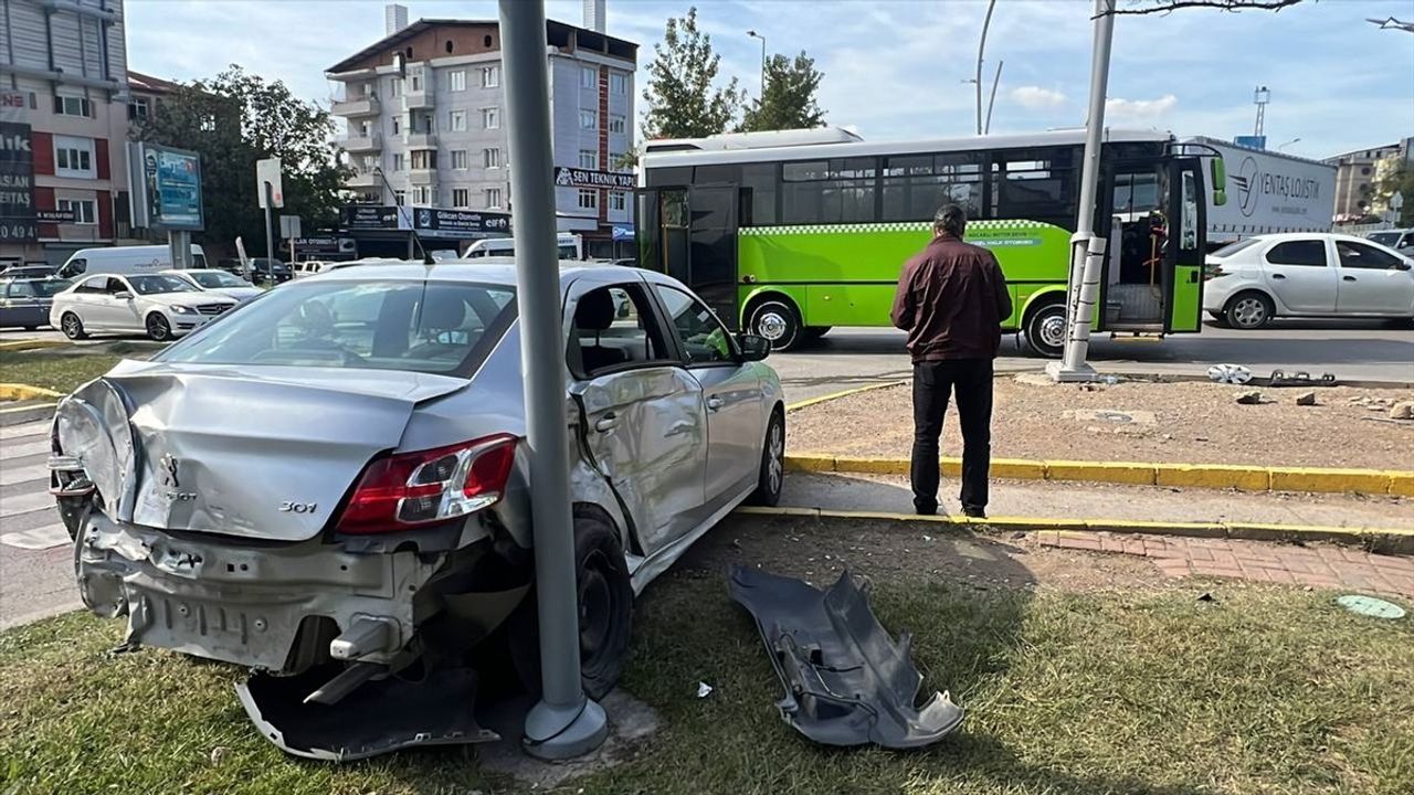 Kocaeli'de Halk Otobüsü ile Araç Çarpıştı: 4 Yaralı