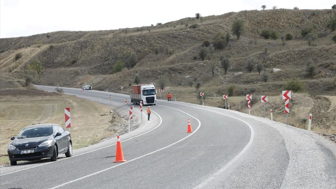 Kütahya'da Heyelanın Ardından Kapanan Yol Yeniden Ulaşıma Açıldı