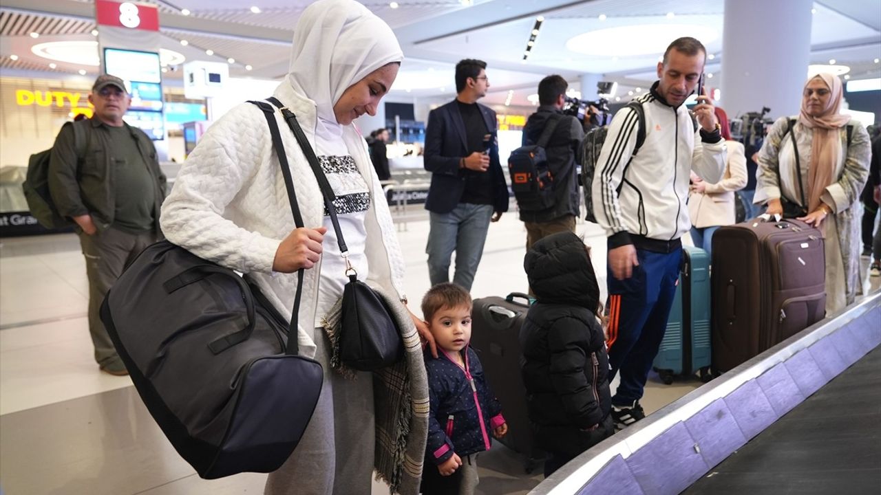 Lübnan'dan Dönen Türk Vatandaşları İstanbul'da Karşılandı