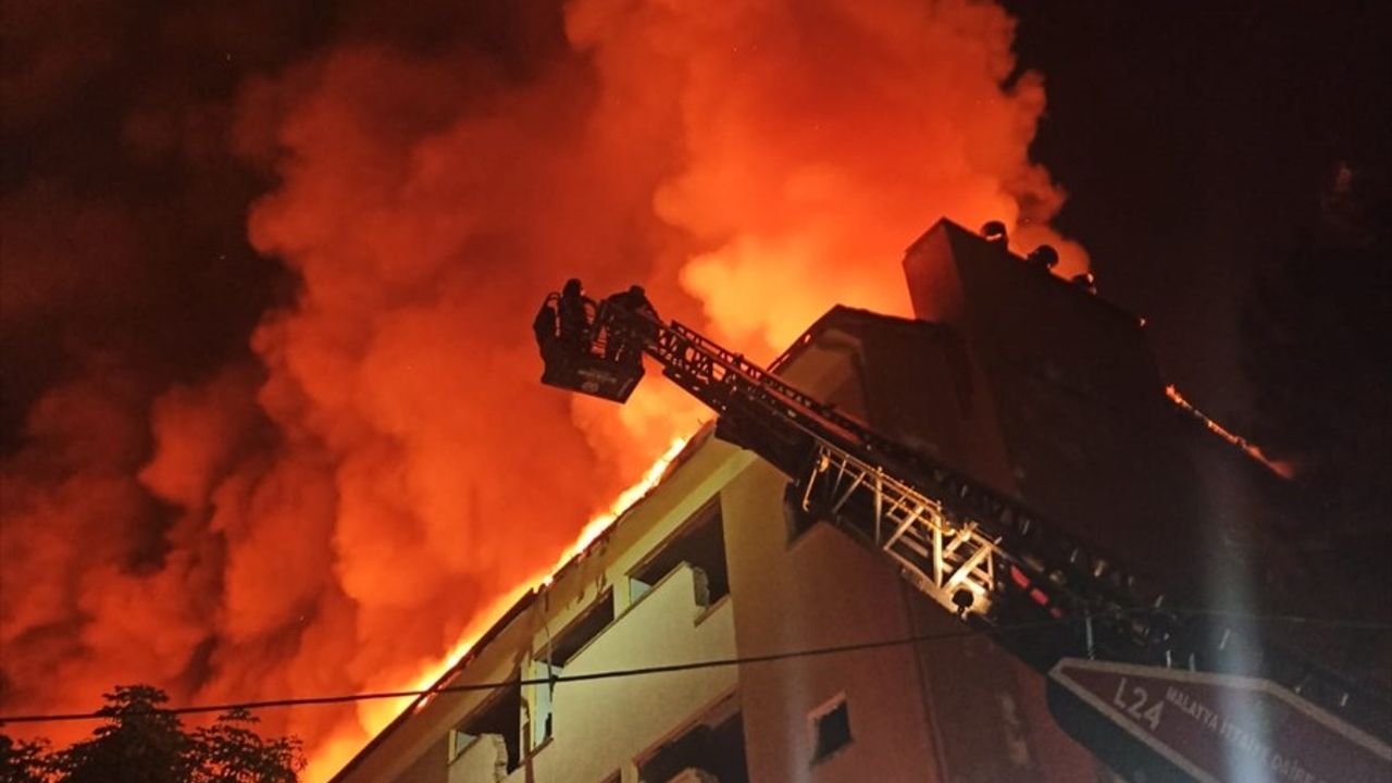 Malatya'da Yangın: Hasar Gören Okulda Çatı Alev Alev Yandı