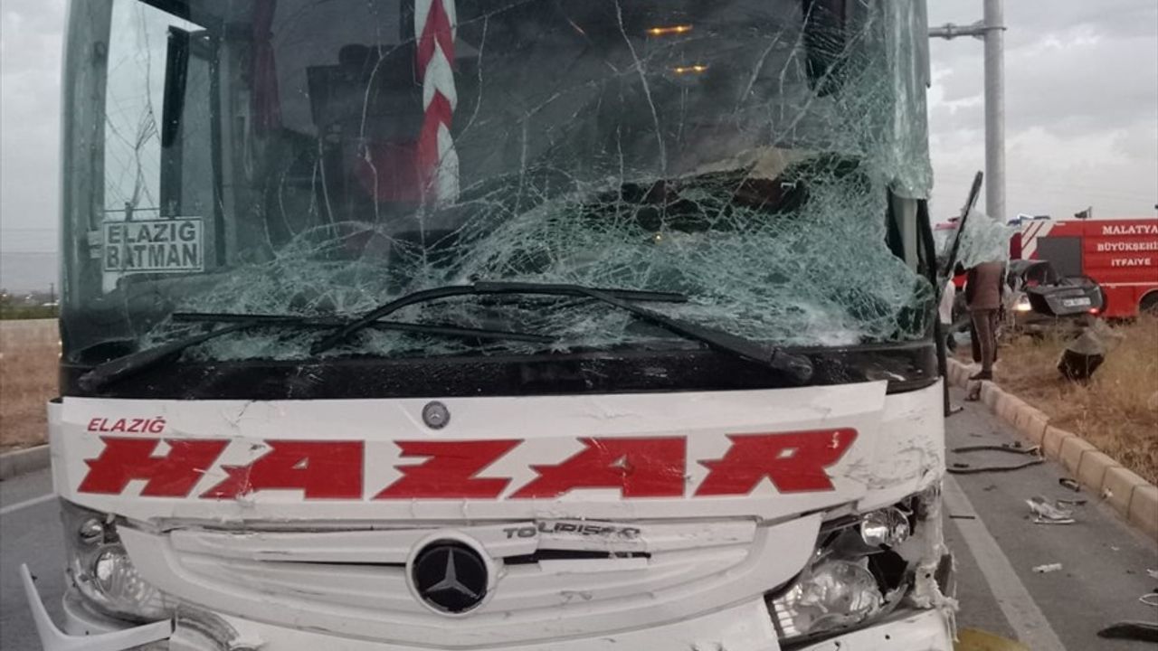 Malatya'da Yolcu Otobüsü ile Otomobil Çarpıştı: 1 Ölü, 1 Yaralı