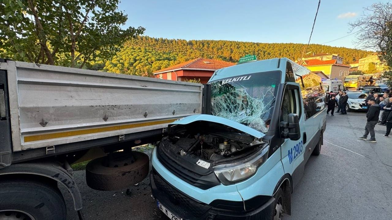 Maltepe'de yolcu minibüsü tıra çarptı: 8 yaralı