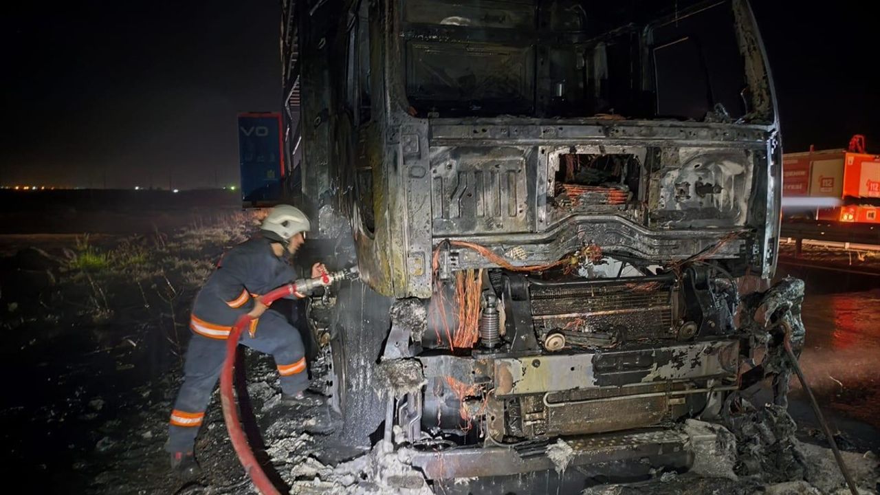 Mardin'de Seyir Halindeki Tır Alev Alev Yandı