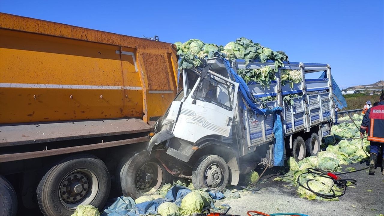 Mersin'de Tırla Çarpışan Kamyon Sürücüsü Kurtarıldı