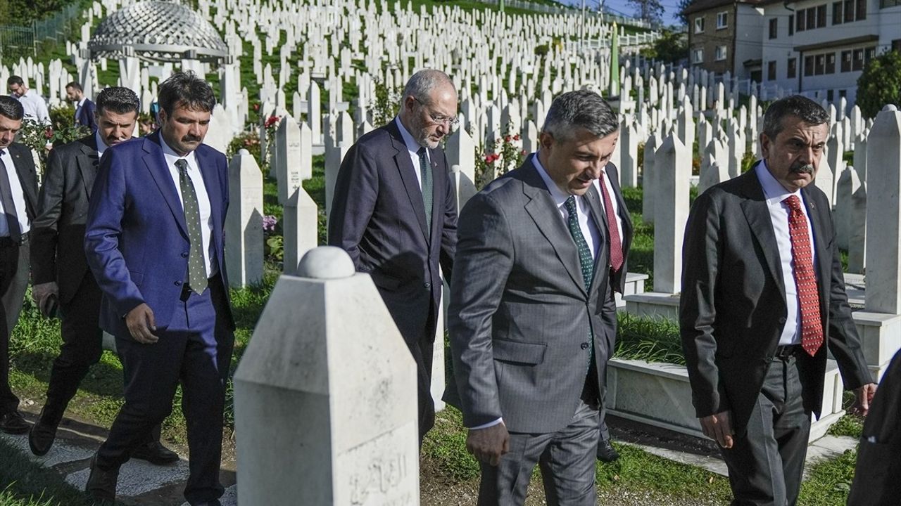 Milli Eğitim Bakanı Tekin Saraybosna'daki Kovaçi Şehitliği'ni Ziyaret Etti