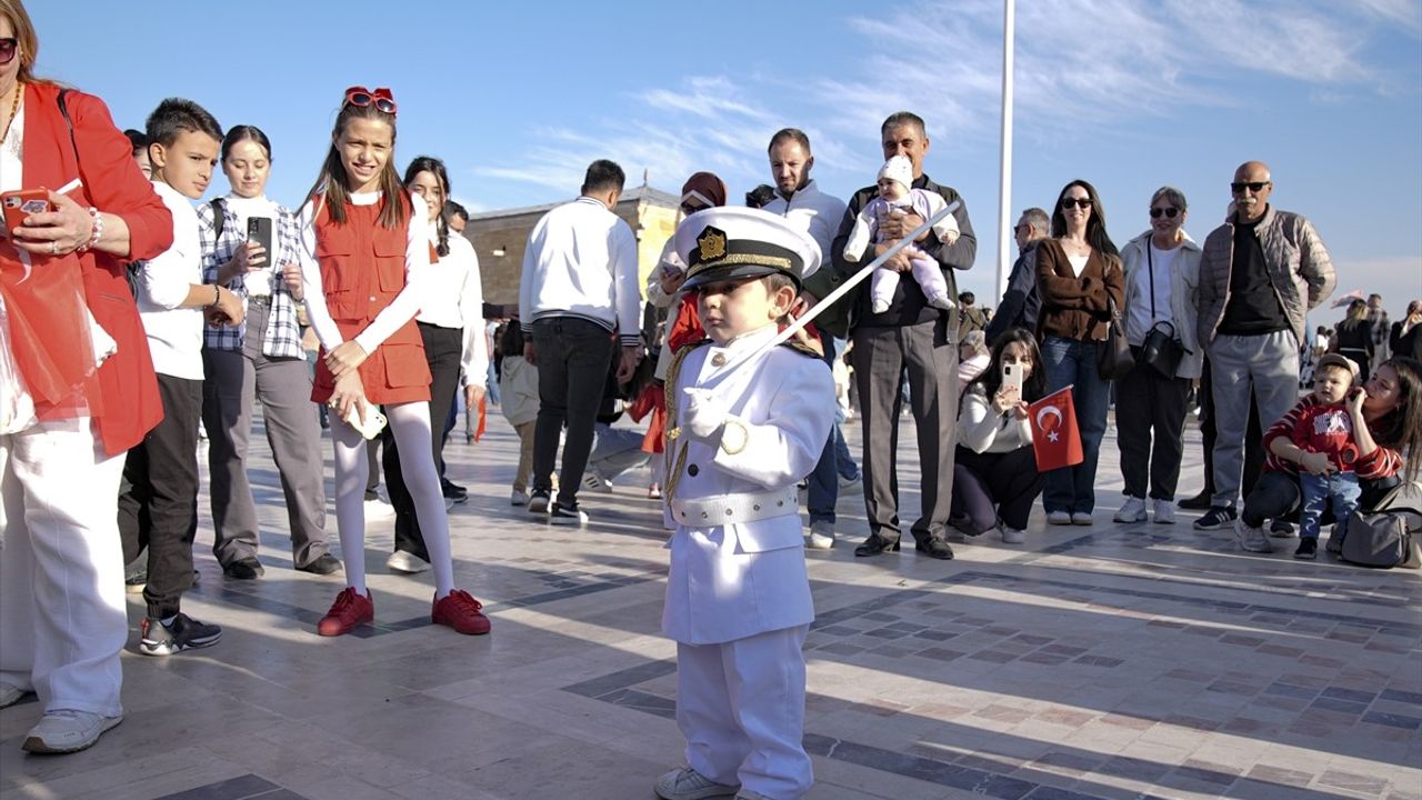 Minik Barskan'ın Anıtkabir'deki Asker Taklidi