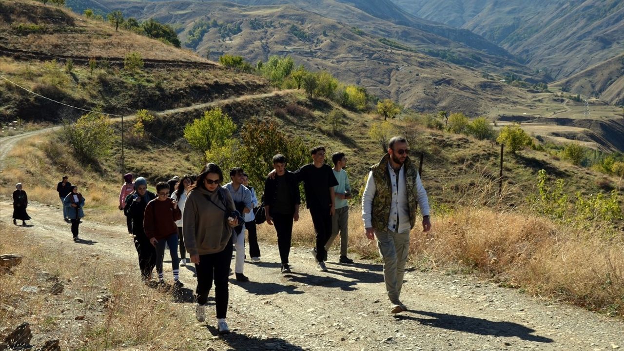 Muş'ta Gençler Doğa Yürüyüşü Etkinliği Düzenledi