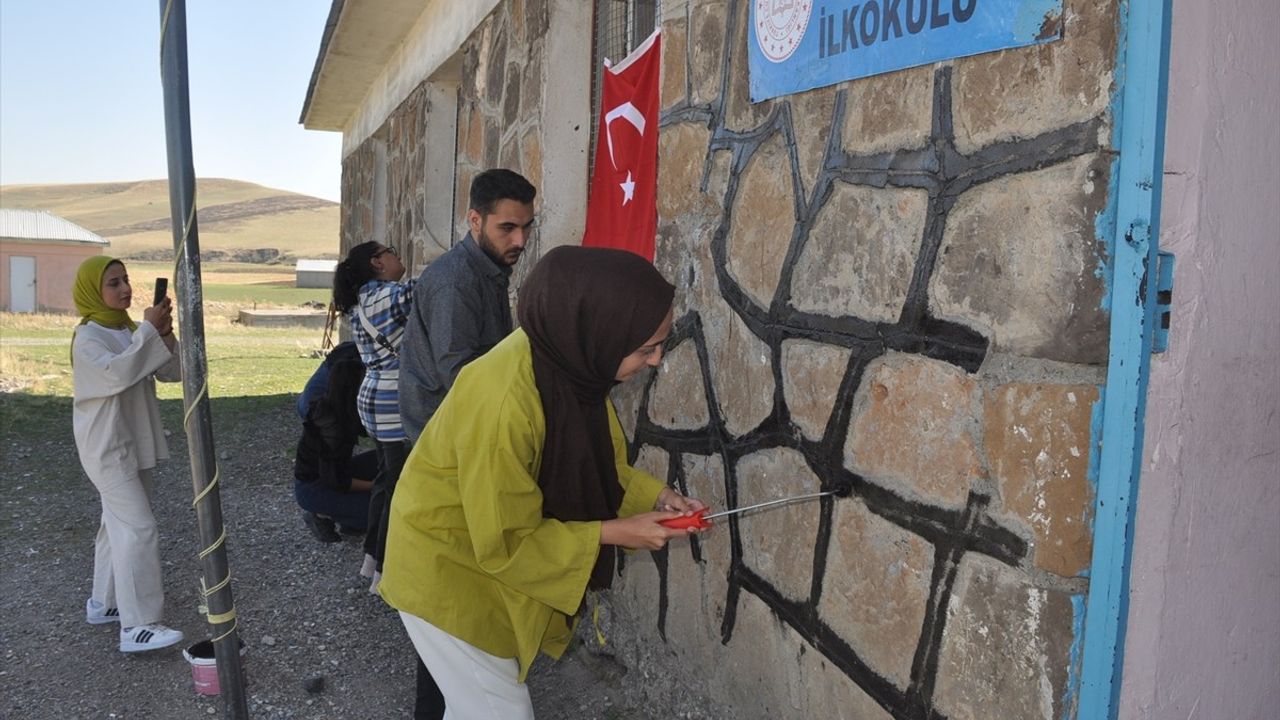 Muş'ta Öğrenciler Köy Okulunu Renklendirdi