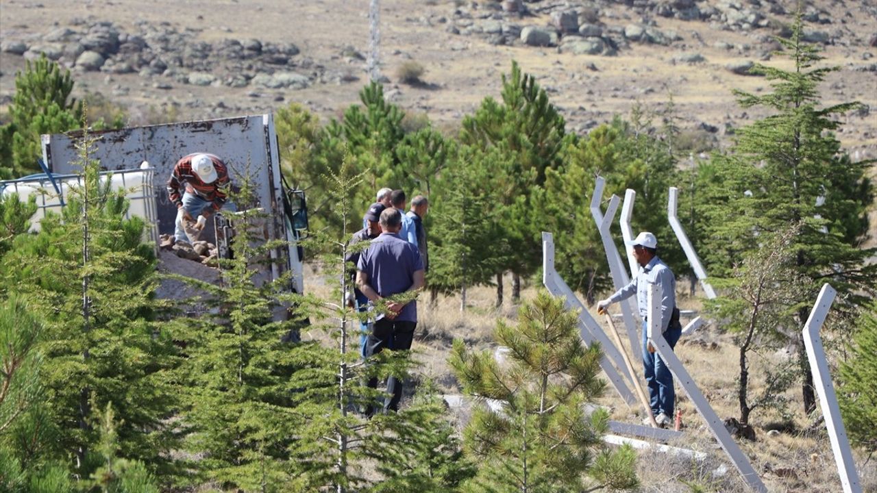 Niğde'de Tarla Yolu Kapandı: Sürücüler Alternatif Yolları Tercih Etti