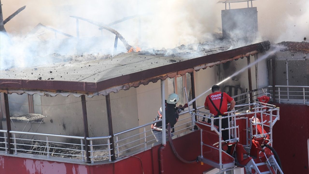 Ordu'da Çatı Tamiri Sırasında Yangın: İki Daire Kül Oldu