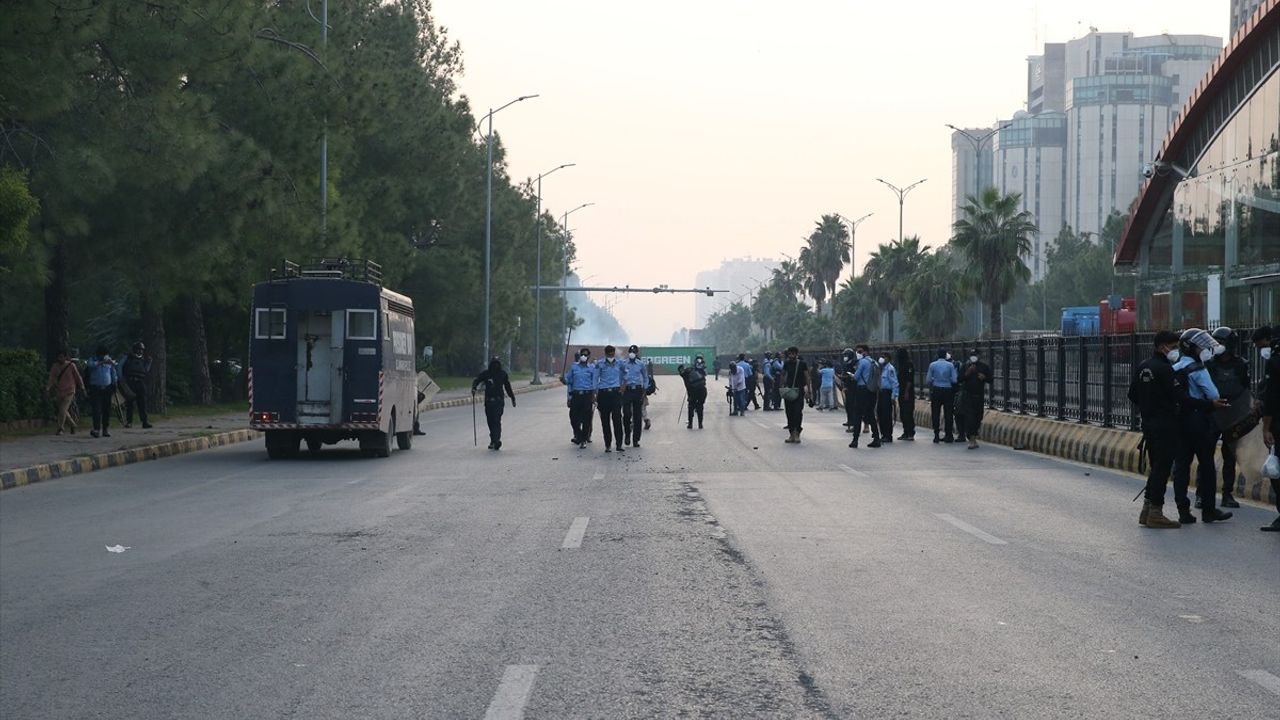 Pakistan'da İmran Han İçin Gösteri: Polis Müdahalesiyle Karşılaştı