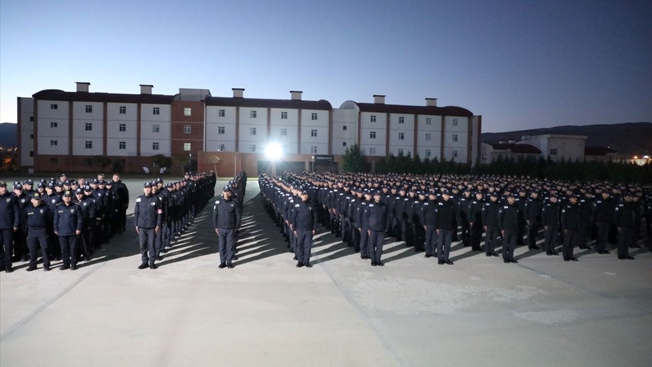 Polis Adaylarından 101. Yıl Kutlaması: Işıklı Koreografi Gösterisi