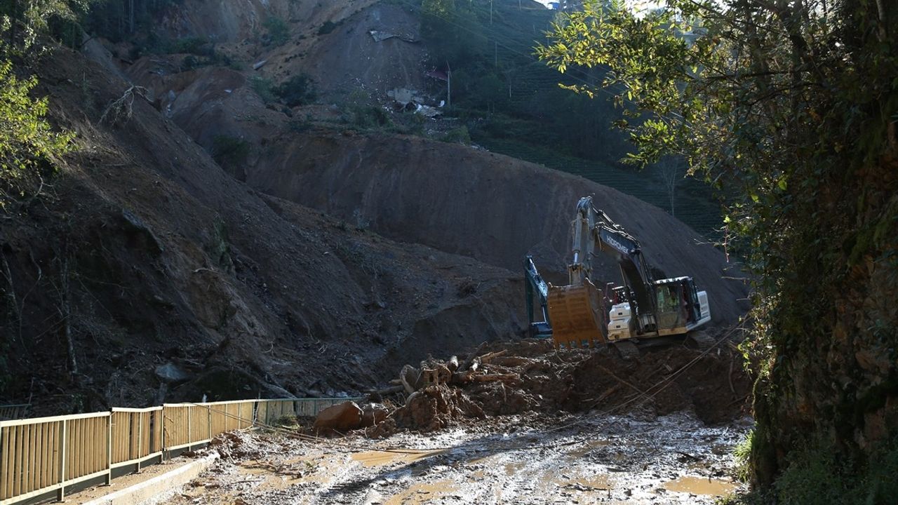 Rize'de Heyelan İncelemesi: Bakan Yardımcısı Karaloğlu Açıklamalarda Bulundu