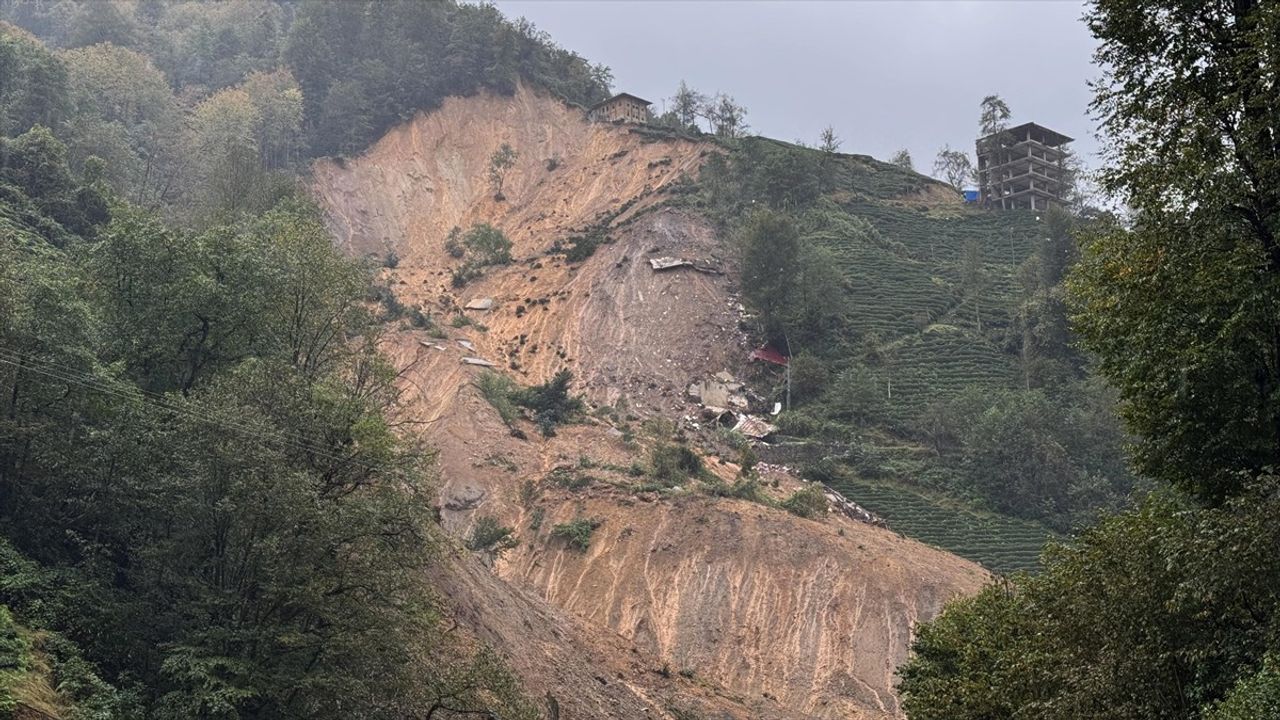 Rize'de Şiddetli Yağış Heyelanları Beraberinde Getirdi