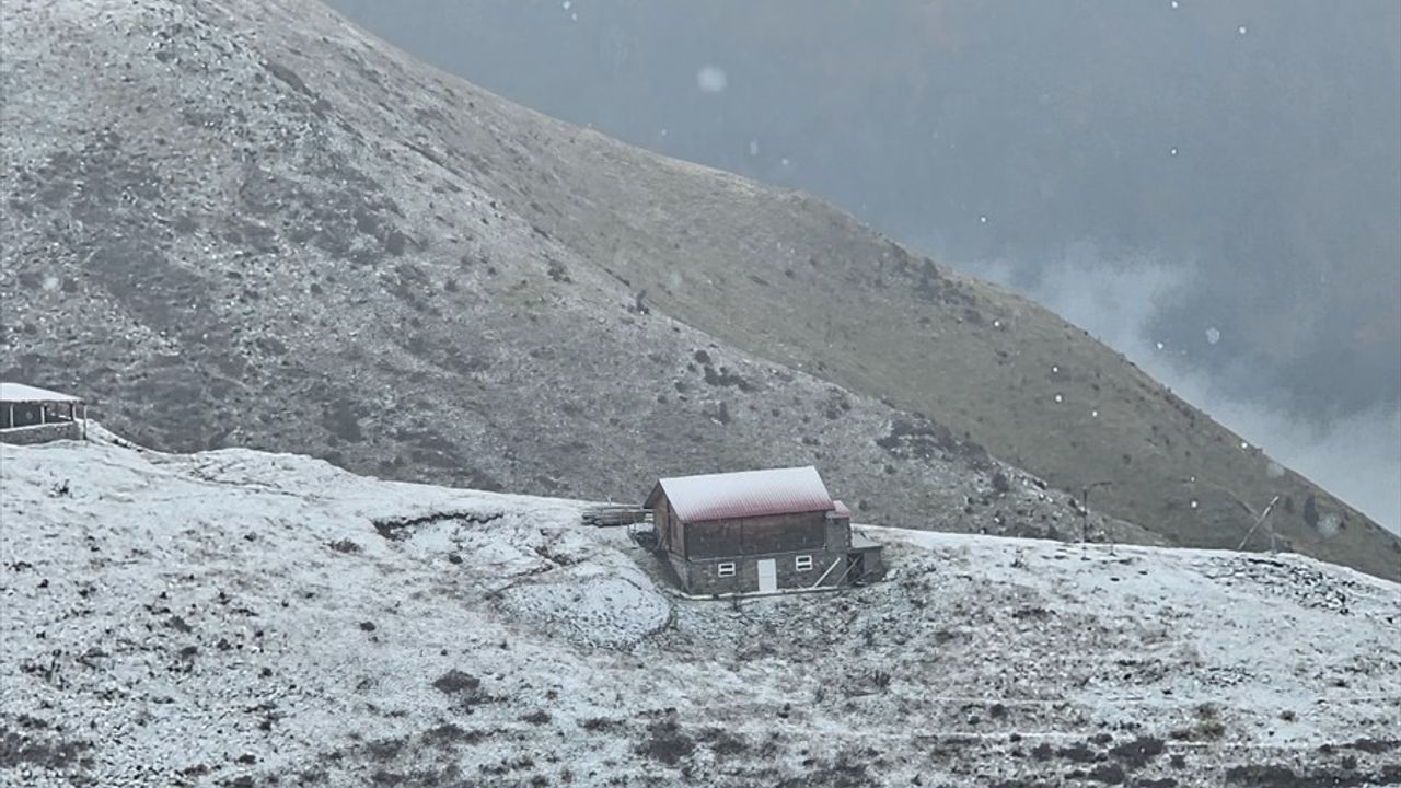 Rize ve Bayburt'un Dağlık Bölgelerinde Kar Yağışı Etkili Oldu