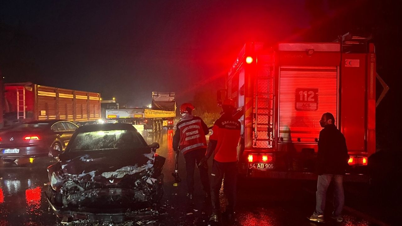 Sakarya'da Minibüs ve Otomobil Çarpıştı: 4 Yaralı