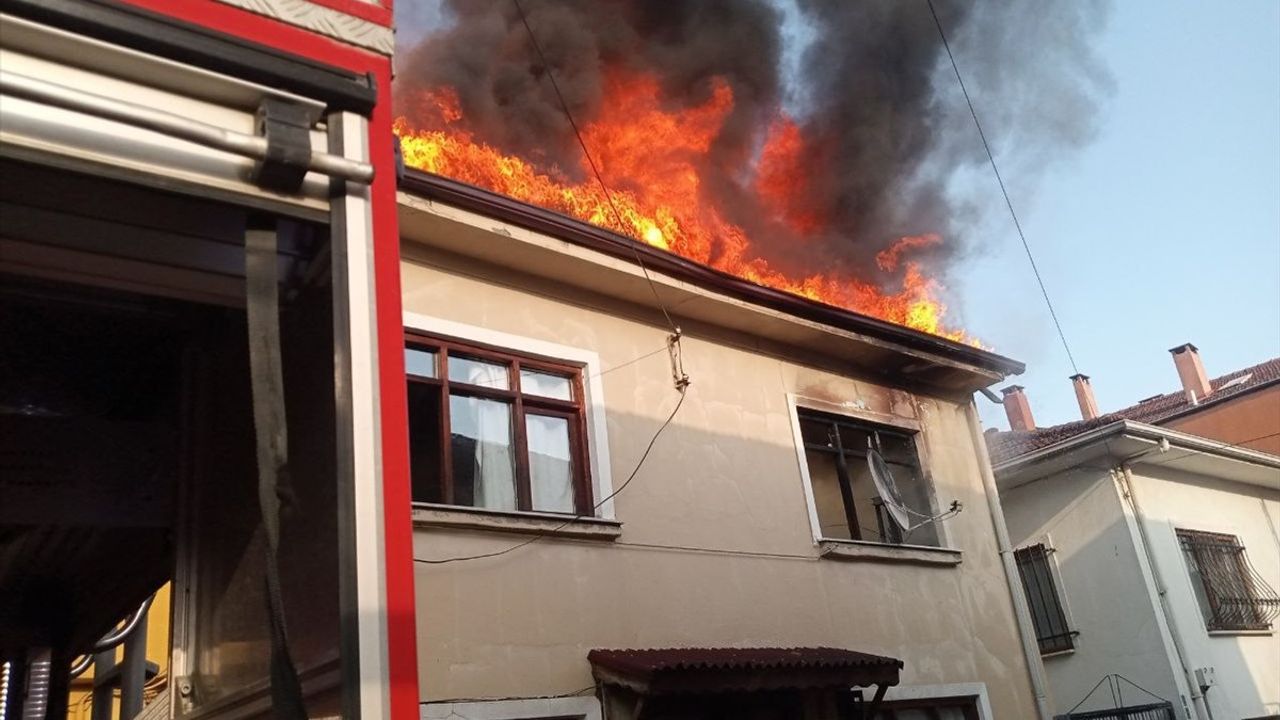 Sakarya'da Üç Evi Zarar Gören Yangın