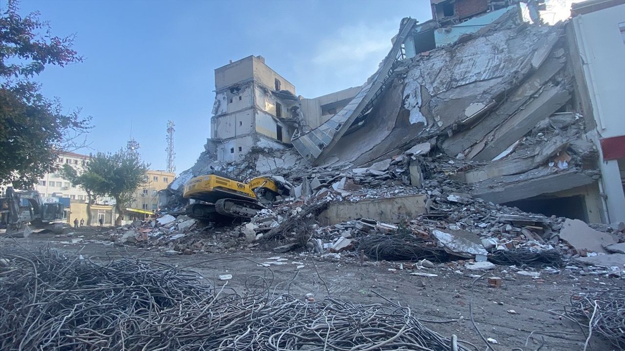 Şanlıurfa'da Yıkım Sırasında İşi Makinesine Zarar Verildi