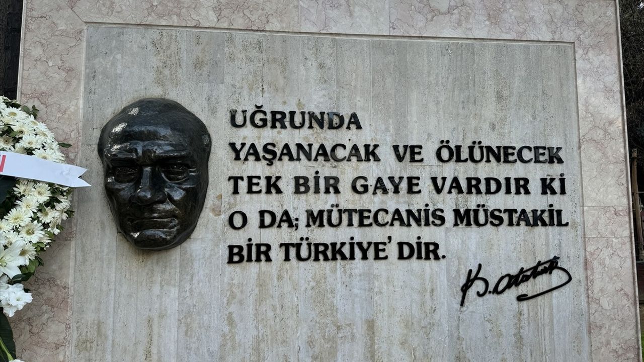 Sarıyer'de Yenilenen Atatürk Maskı ve Kaidesi Törenle Yeniden Açıldı