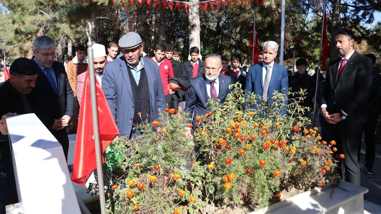 Şehit Ömer Halisdemir'in Kabrine Ziyaret