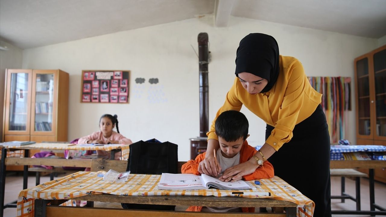 Siirt'in Boylu Köyünde Öğrenciler Geleceğe Hazırlanıyor