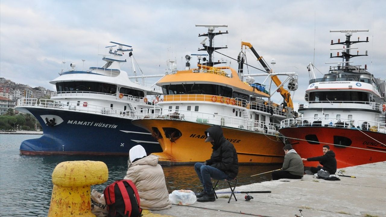 Sinop Limanı'nda Sert Rüzgar Nedeniyle Balıkçılar Barındı