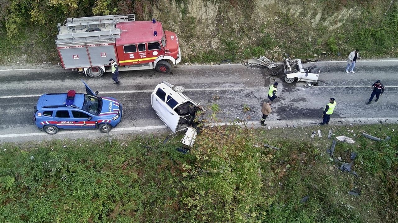 Sinop'ta Korkunç Trafik Kazası: Üç Yaralı