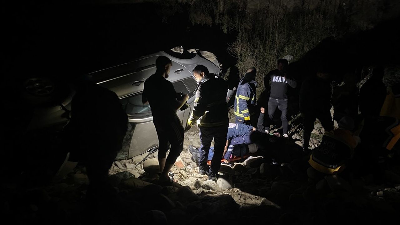 Sinop'un Ayancık İlçesinde Çay Yatağına Uçan Otomobilde İki Yaralı