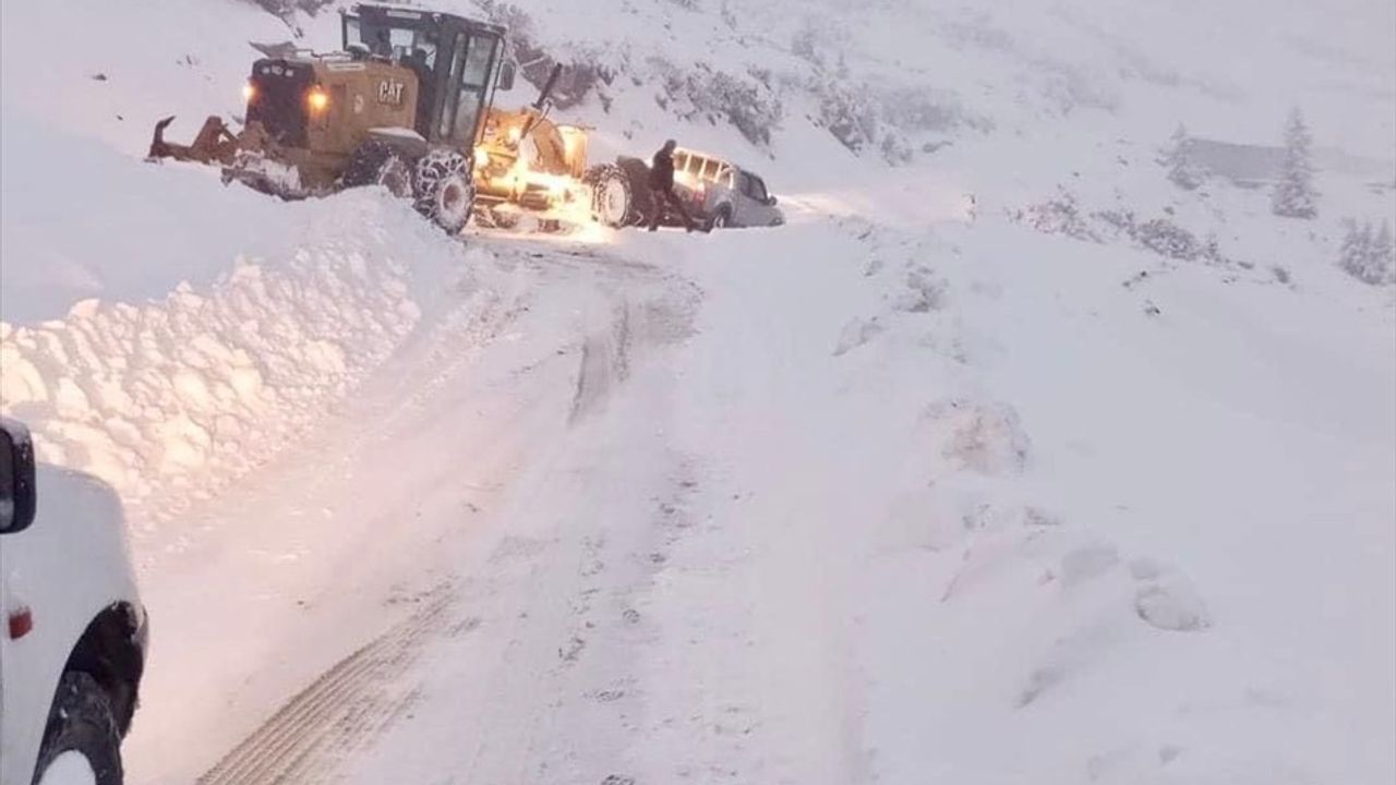 Sis Dağı Yaylası'nda Kar Mahsur Kalan 5 Kişi Kurtarıldı