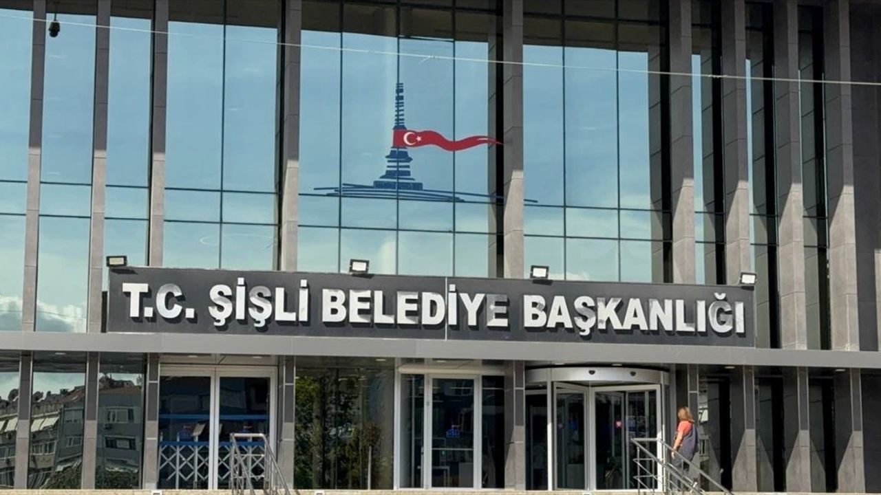 Şişli Belediyesi'nde İşten Çıkarılan İşçiler Oturma Eylemi Düzenledi