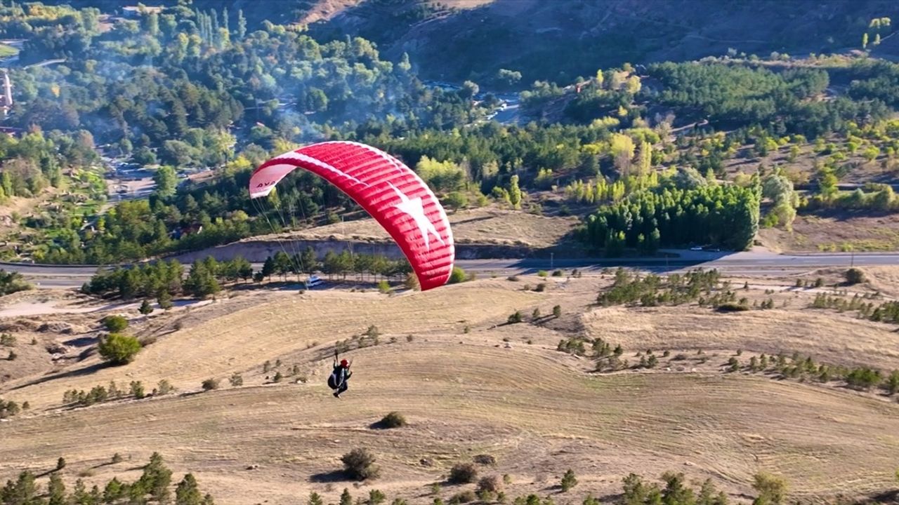 Sivas'ta Yamaç Paraşütü İle Filistin'e Destek Gösterisi