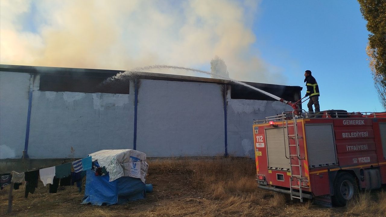 Sivas'ta Yem Deposunda Yangın: 20 Bin Balya Saman ve İş Makinesi Yandı