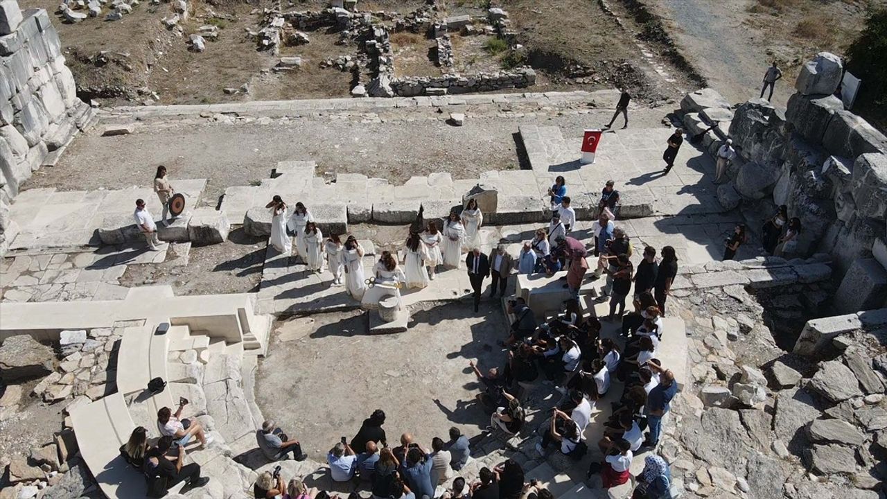 Stratonikeia Antik Kenti'nde Anahtar Taşıma Töreni Canlandırıldı