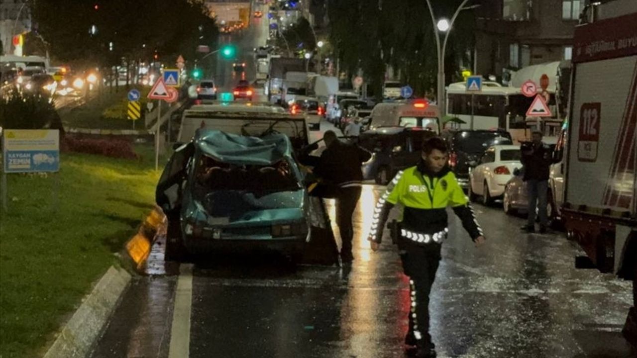 Sultangazi'de Hafriyat Kamyonu Yol Levhasını Devrerek Otomobile Darbe Verdi