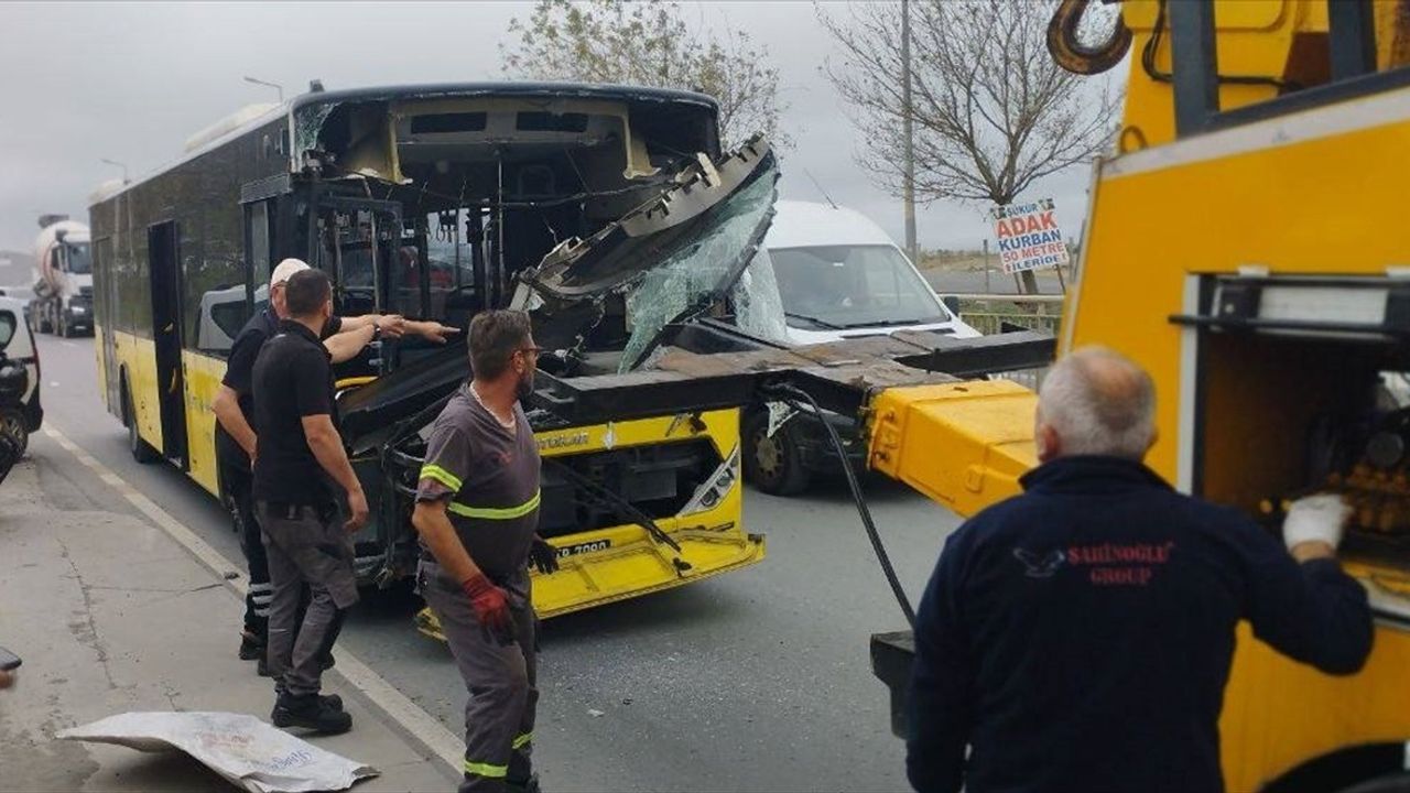 Sultangazi'de İki İETT Otobüsü Çarpıştı: 2 Yaralı