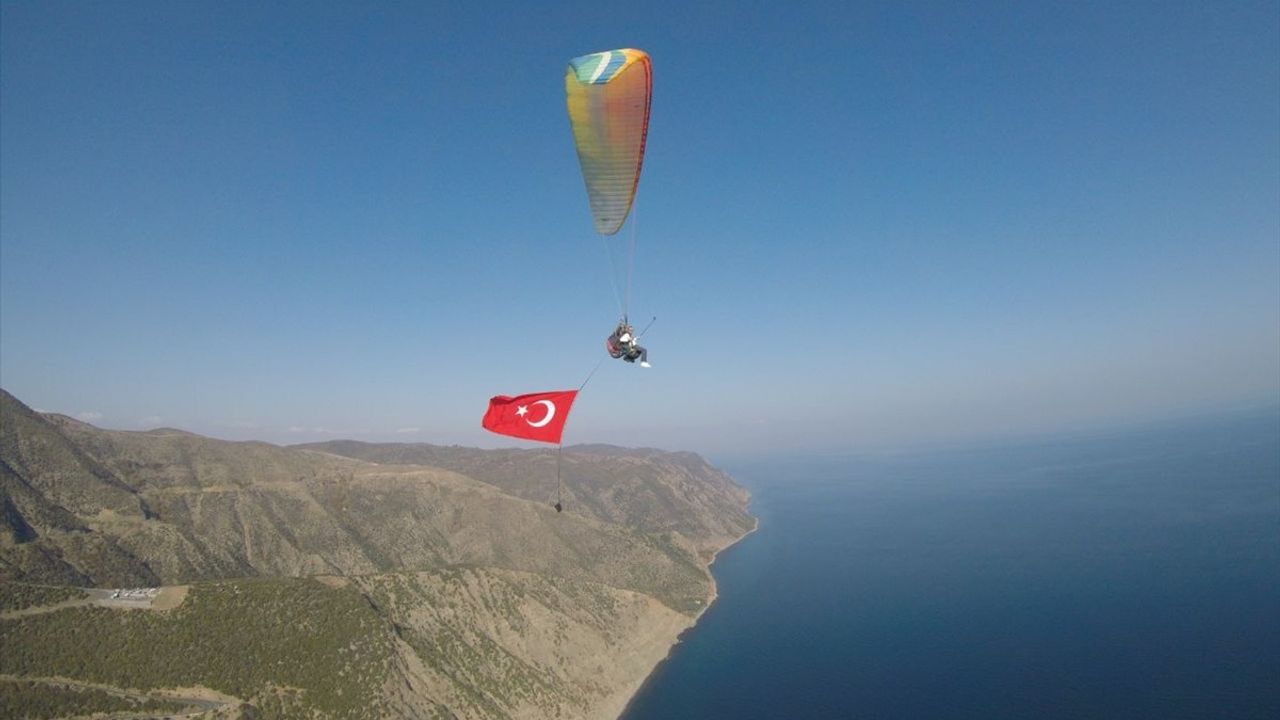 Tekirdağ'da Yamaç Paraşütçüleri Cumhuriyet Bayramı'nı Kutladı