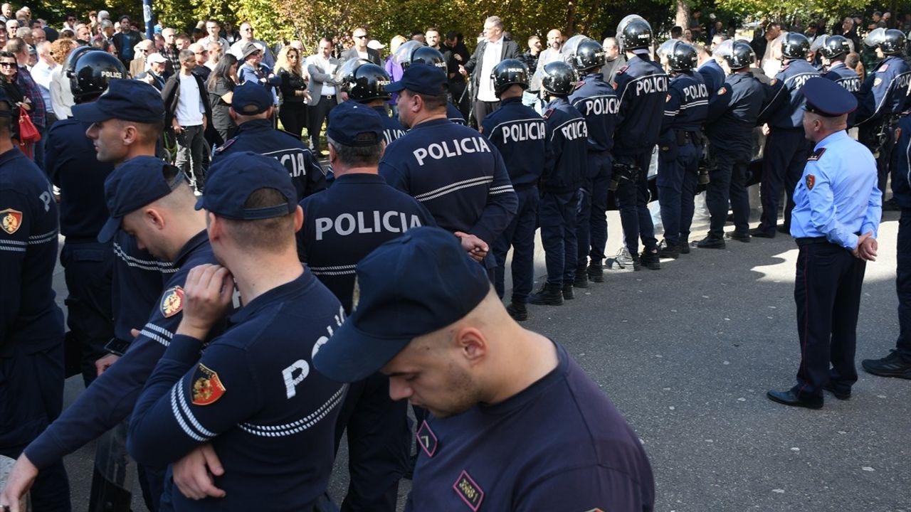 Tiran'da Yolsuzluk İddialarına Karşı Protestolar Devam Ediyor