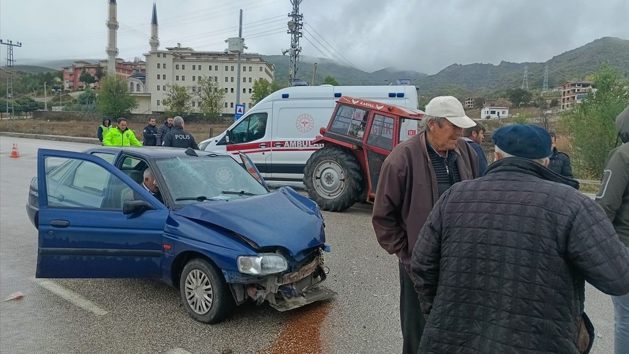 Tokat'ta Otomobil ve Traktör Çarpışması: 4 Yaralı